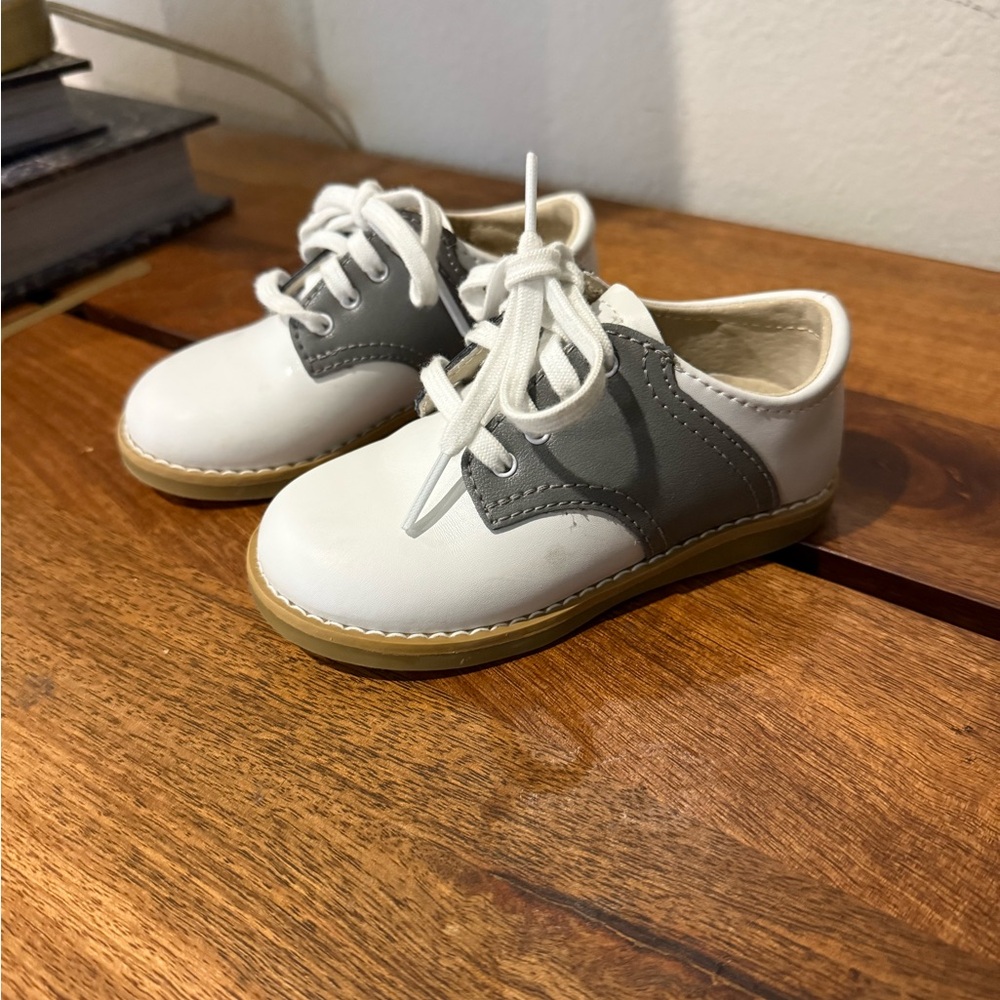 FootMates White and Gray Dress Shoes